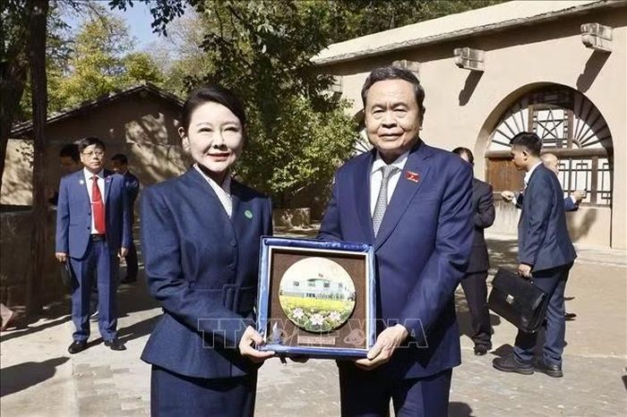 Chủ tịch Quốc hội Trần Thanh Mẫn tặng quà lưu niệm cho lãnh đạo Khu di tích Tảo Viên. Ảnh: Doãn Tấn/TTXVN