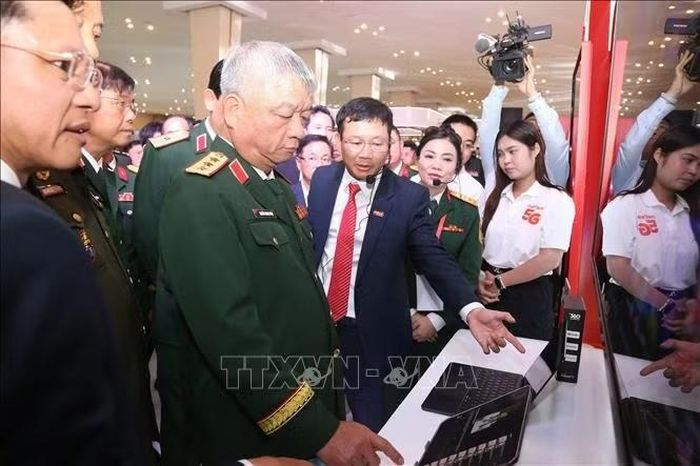 Thứ trưởng Bộ Quốc phòng Nguyễn Quang Ngọc cùng các đại biểu tham quan gian hàng của công ty Viettel. Ảnh: Minh Hưng/PV TTXVN tại Campuchia