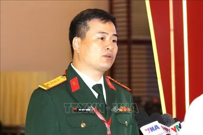 Đại tá Mai Quốc Trưởng, Phó Tham mưu trưởng Tổng cục Công nghiệp Quốc phòng, thành viên Ban Tổ chức hội chợ, trả lời phỏng vấn TTXVN. Ảnh: Huy Bình/PV TTXVN tại Campuchia