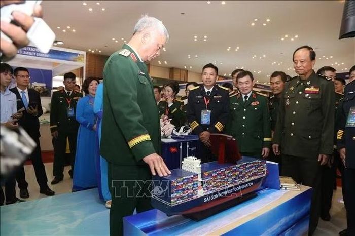 Thứ trưởng Bộ Quốc phòng Nguyễn Quang Ngọc cùng các đại biểu tham quan gian hàng của công ty Tân Cảng Sài Gòn. Ảnh: Minh Hưng/PV TTXVN tại Campuchia