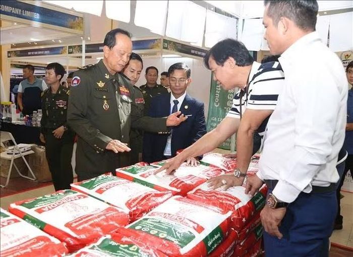 Quốc vụ khanh Bộ Quốc phòng Campuchia Tan Thanna tìm hiểu sản phẩm được trưng bày tại hội chợ. Ảnh: Minh Hưng/PV TTXVN tại Campuchia