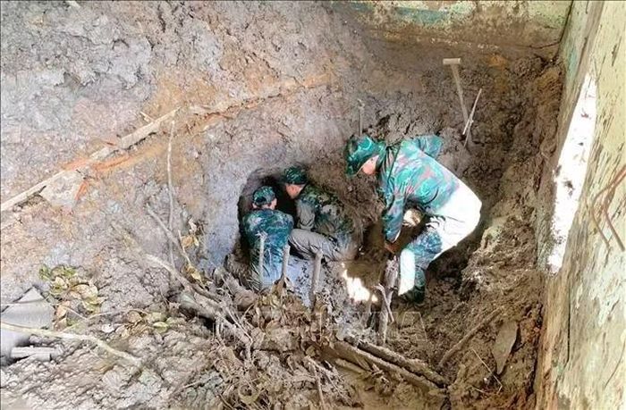 Cán bộ, chiến sĩ Đội tìm kiếm, quy tập hài cốt liệt sĩ (lâm thời) tích cực tìm kiếm hài cốt liệt sĩ. Ảnh: TTXVN phát