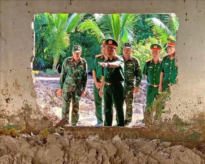 Thiếu tướng Nguyễn Văn Ngành, Chỉ huy trưởng Bộ Chỉ huy Quân sự tỉnh Cà Mau, cùng đoàn công tác khảo sát tại khu vực đang tổ chức tìm kiếm, quy tập hài cốt liệt sĩ. Ảnh: TTXVN phát