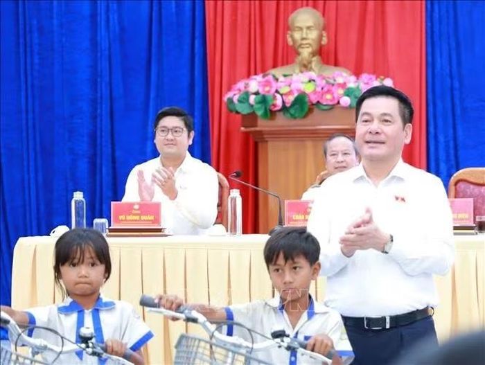 Phó Chủ tịch Quốc hội Nguyễn Hồng Diên trao tặng xe đạp cho học sinh hiếu học có hoàn cảnh khó khăn trên địa bàn.