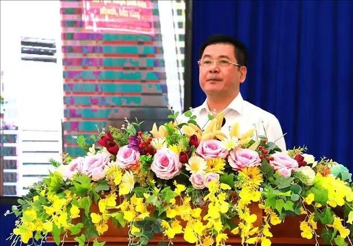 Phó Chủ tịch Quốc hội Nguyễn Hồng Diên phát biểu tại hội nghị tiếp xúc cử tri.