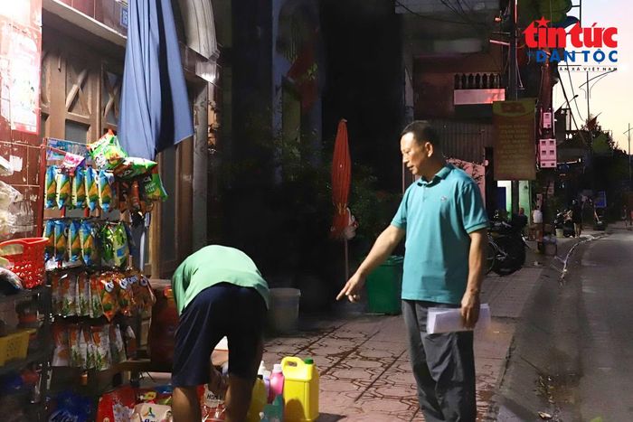 Ông Lâm tuyên truyền người dân không được lấn chiếm vỉa hè.