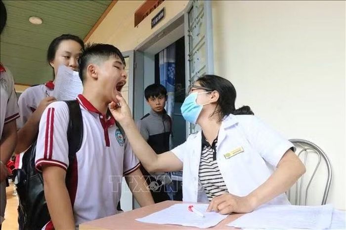 Nhân viên y tế kiểm tra sức khỏe cho học sinh Trường THPT Cao Bá Quát, tỉnh Đắk Lắk.