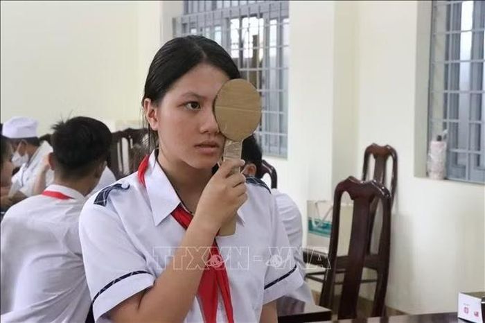 Học sinh Trường THCS Phước An được kiểm tra thị lực, thể lực trong đợt khám sức khỏe định kỳ đầu năm học 2026-2027.