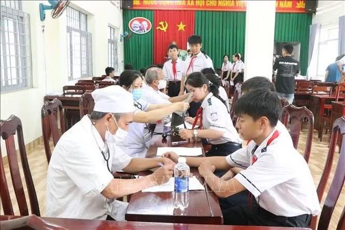 Khám sức khỏe định kỳ giúp phát hiện sớm những bất thường, tư vấn và hướng dẫn học sinh chăm sóc sức khỏe kịp thời.