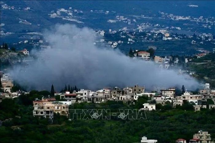 Khói bốc lên sau một cuộc không kích của Israel tại Bnaafoul, Liban. Ảnh: THX/TTXVN