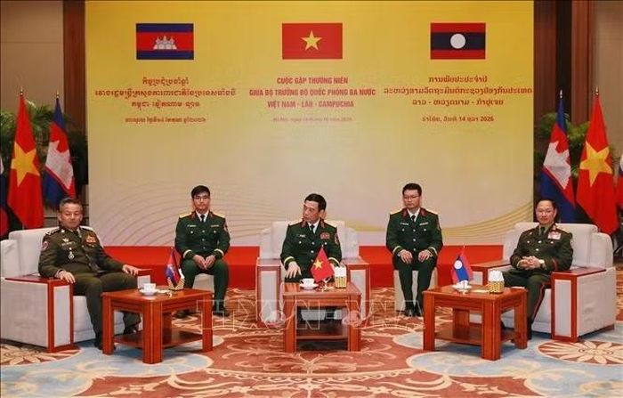 Ba Bộ trưởng Quốc phòng Việt Nam, Lào, Campuchia tại cuộc gặp. Ảnh: Trọng Đức/TTXVN