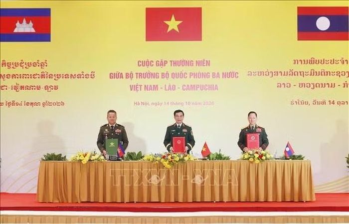 Kết thúc cuộc gặp, Phó Thủ tướng Chính phủ, Bộ trưởng Bộ Quốc phòng ba nước ký Biên bản Cuộc gặp. Ảnh: Trọng Đức/TTXVN
