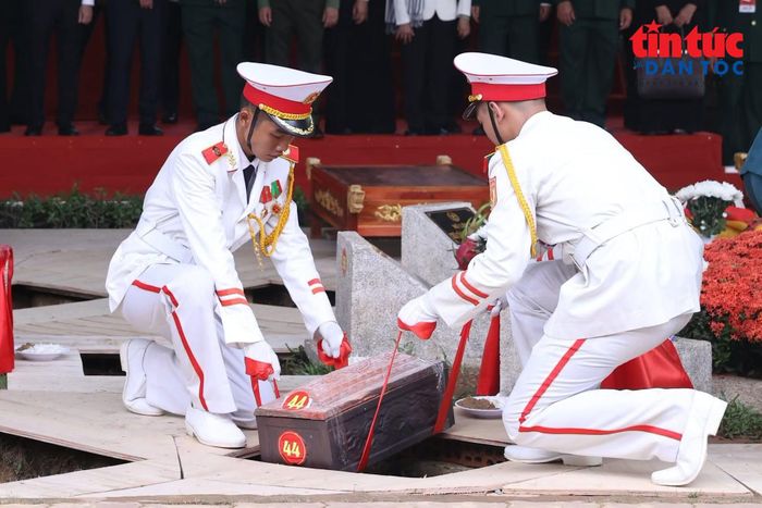 Các lực lượng thực hiện nghi thức hạ huyệt, an táng hài cốt liệt sĩ.