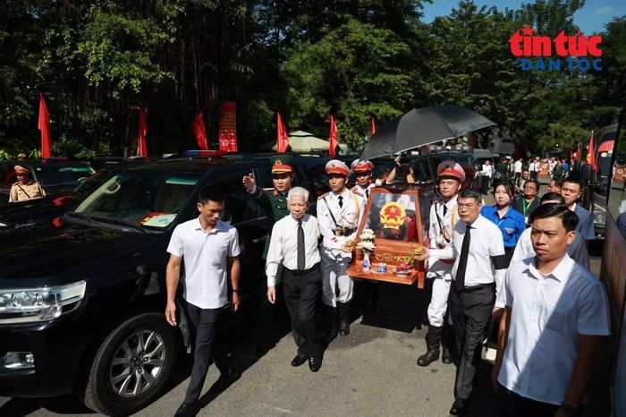 Các đại biểu cùng tổ công tác đưa hài cốt liệt sĩ rời công viên Lê Thị Riêng, an táng tại nghĩa trang liệt sĩ TP Hồ Chí Minh.