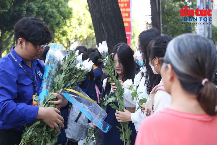 Người dân được tặng hoa cúc trắng miễn phí để tiễn đưa các liệt sĩ trên đường đến nghĩa trang TP Hồ Chí Minh.