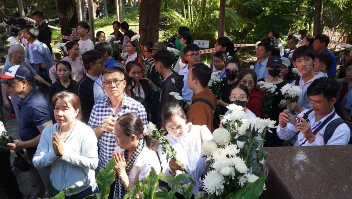 Người dân lặng lẽ tiễn biệt, gửi gắm tình cảm đến các liệt sĩ và gia đình.