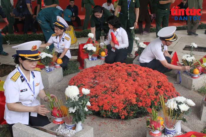 Các đại biểu đặt hoa tại phần mộ, bày tỏ lòng biết ơn đối với các liệt sĩ