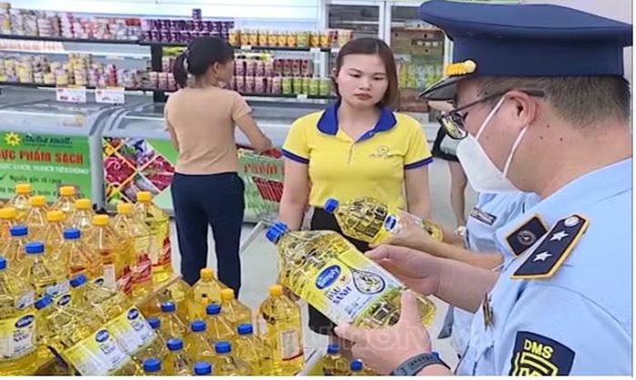 Quản lý thị trường Phú Thọ kiểm tra nguồn cung hàng hóa trên địa bàn. Ảnh tư liệu: BNEWS/TTXVN