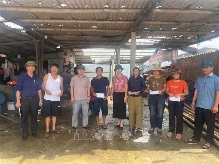 Chính quyền xã Vĩnh Hoàng thăm hỏi các gia đình bị thiệt hại. Ảnh: TTXVN phát