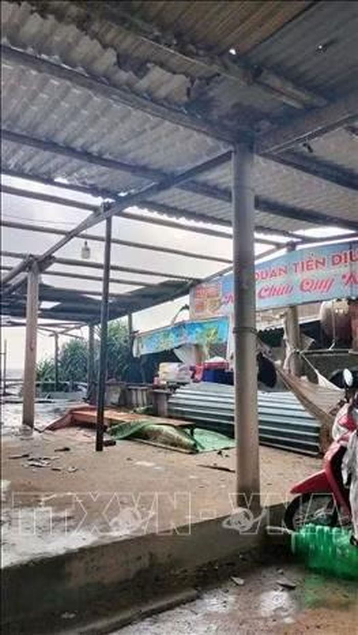 Trận lốc xoáy đã làm hư hỏng nhiều hàng quán ven biển, gây thiệt hại tài sản ước tính hơn 150 triệu đồng. Ảnh: TTXVN phát