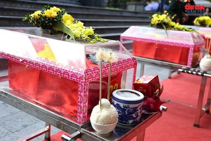 Những bó hoa vàng cùng lễ vật được đặt trang trọng bên các quách đựng hài cốt liệt sĩ, thể hiện sự tưởng nhớ và tri ân đối với những người đã hiến dâng tuổi xuân cho Tổ quốc.
