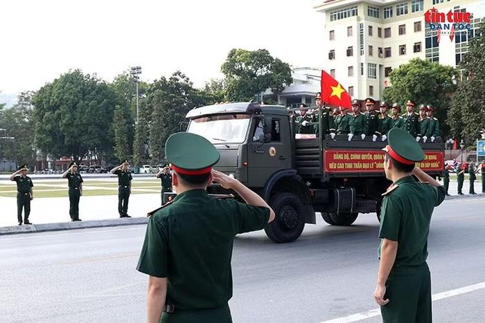 Cán bộ, chiến sĩ thực hiện nghi thức chào đoàn xe chở hài cốt liệt sĩ đi qua khu vực trung tâm, thể hiện lòng thành kính và tri ân sâu sắc đối với những người đã hy sinh bảo vệ biên cương Tổ quốc.