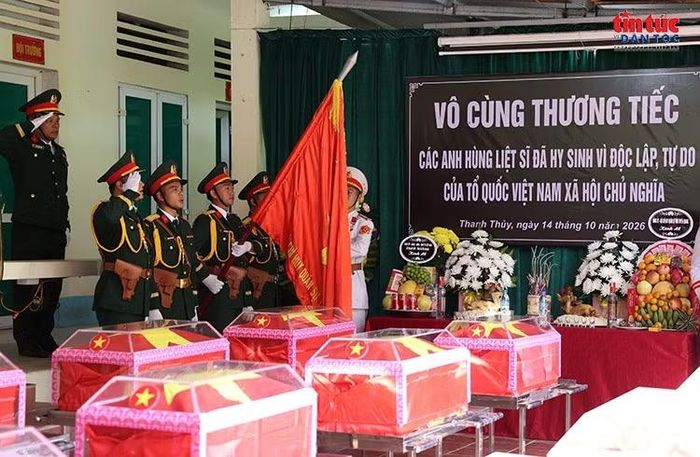 Đội tiêu binh thực hiện nghi thức trang nghiêm trước anh linh các Anh hùng liệt sĩ .
