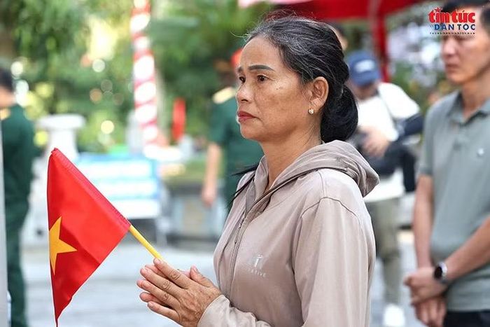 Người dân thể hiện lòng tri ân đối với những người đã hy sinh vì Tổ quốc.