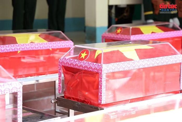 Những quách đựng hài cốt liệt sĩ được phủ Quốc kỳ, đặt trang trọng tại Nhà quàn trước giờ tổ chức nghi thức tiễn đưa.