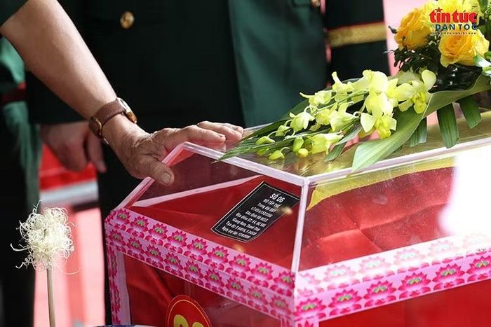 Người cựu chiến binh tiễn biệt lặng thầm dành cho đồng đội đã hy sinh vì Tổ quốc.