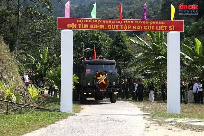 Đoàn xe chở hài cốt liệt sĩ rời Nhà quàn Đội Tìm kiếm, quy tập hài cốt liệt sĩ.