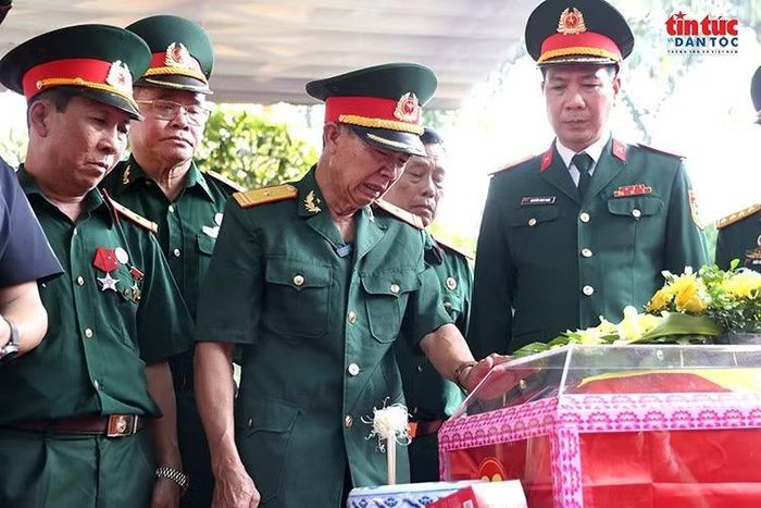 Cựu chiến binh Trịnh Xuân Hùng lặng người, không kìm được nước mắt khi đứng trước quách đựng hài cốt liệt sĩ tại Nghĩa trang Liệt sĩ Quốc gia Vị Xuyên.