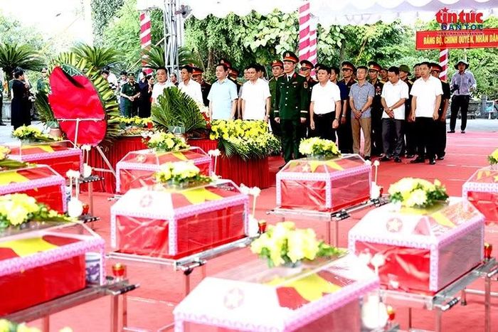 Các đại biểu và cán bộ, chiến sĩ thành kính tưởng niệm trước những quách đựng hài cốt liệt sĩ tại Nghĩa trang Liệt sĩ Quốc gia Vị Xuyên.