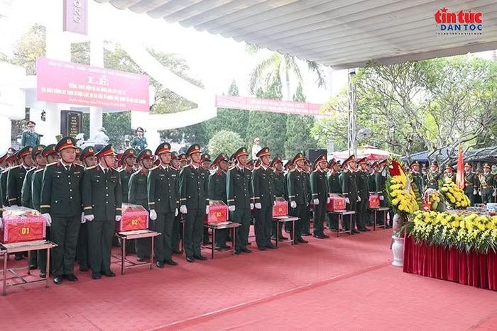 Nghiêm trang bên những quách đựng hài cốt liệt sĩ trong khuôn khổ nghi thức tưởng niệm.