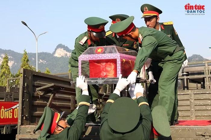 Cán bộ, chiến sĩ nâng niu, di chuyển quách đựng hài cốt liệt sĩ lên xe, thể hiện sự trân trọng đối với những người đã anh dũng hy sinh vì độc lập, tự do của Tổ quốc.