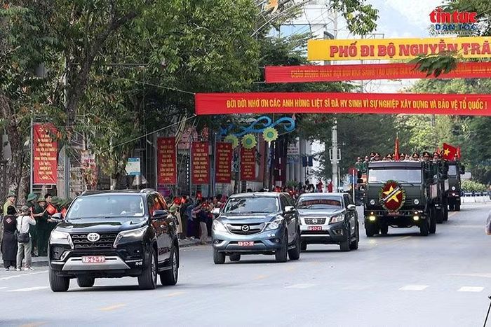 Đoàn xe chở hài cốt liệt sĩ đi qua khu vực phố đi bộ Nguyễn Trãi trong sự đón chào trang nghiêm của nhân dân.