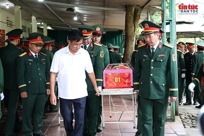 Các cán bộ, chiến sĩ và lực lượng làm nhiệm vụ cẩn trọng đưa hài cốt liệt sĩ rời Nhà quàn, bắt đầu hành trình trở về nơi an nghỉ tại Nghĩa trang Liệt sĩ Quốc gia Vị Xuyên.