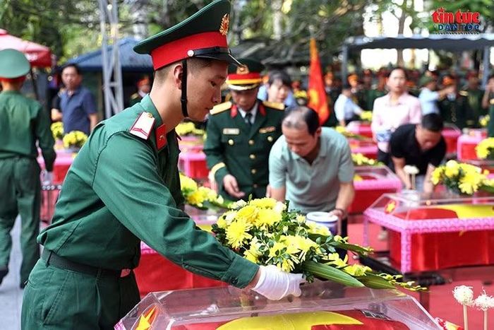 Kính cẩn đặt những bó hoa tươi , gửi gắm lòng biết ơn sâu sắc đối với các Anh hùng liệt sĩ đã ngã xuống nơi chiến trường biên giới.
