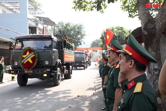 Cán bộ, chiến sĩ đứng nghiêm, thực hiện nghi thức chào đoàn xe chở 93 hài cốt liệt sĩ trên hành trình trở về nơi an nghỉ cùng đồng đội.
