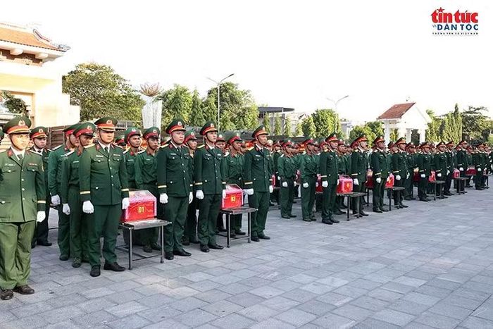 Lực lượng quân đội chỉnh tề đội ngũ, thực hiện nhiệm vụ tại khu vực tiếp nhận 93 hài cốt liệt sĩ .