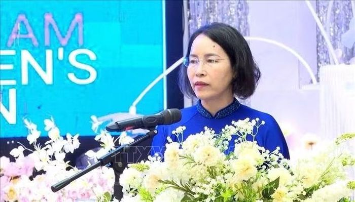 Bà Nguyễn Thị Bích Thủy, Chủ tịch Hội Liên hiệp Phụ nữ tỉnh Quảng Trị trực tiếp tiếp thu, giải đáp những nội dung tại hội nghị đối thoại.
