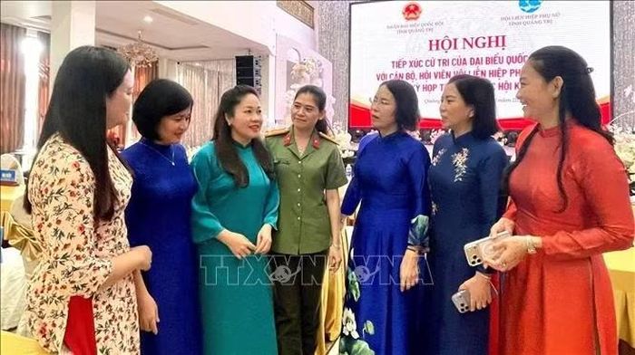 Lãnh đạo Hội Liên hiệp Phụ nữ tỉnh Quảng Trị và các đại biểu trò chuyện, nắm bắt tâm tư, nguyện vọng của cán bộ, hội viên, phụ nữ bên lề hội nghị.