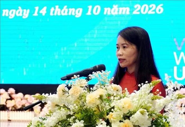 Bà Trần Thị Thúy Nga, Phó Chủ tịch Thường trực Hội Liên hiệp Phụ nữ tỉnh Quảng Trị phát biểu đề dẫn hội nghị đối thoại.