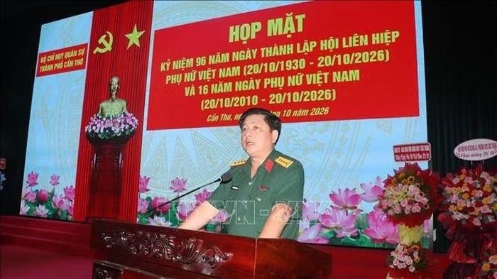 Đại tá Phạm Ngọc Quang, Chính ủy Bộ Chỉ huy Quân sự thành phố phát biểu ôn lại truyền thống. Ảnh: Nguyễn Hằng/TTXVN