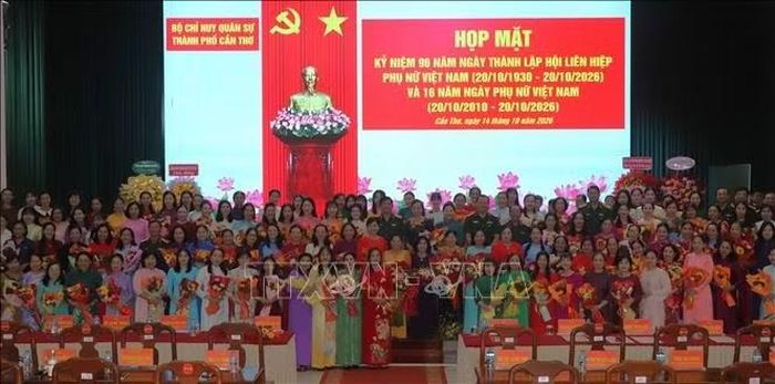 Các đại biểu chụp ảnh lưu niệm. Ảnh: Nguyễn Hằng/TTXVN