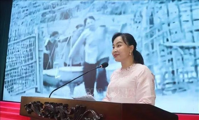 Trung tá Huỳnh Ngọc Hà, Chủ tịch Hội Liên hiệp phụ nữ cơ quan Bộ Chỉ huy Quân sự thành phố phát biểu ôn lại truyền thống. Ảnh: Nguyễn Hằng/TTXVN