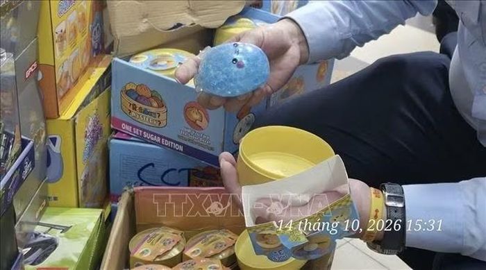 Sản phẩm đồ chơi trẻ em nhập lậu tại một cơ sở kinh doanh trên phố Đồng Xuân, phường Hoàn Kiếm, Hà Nội. Ảnh: TTXVN phát