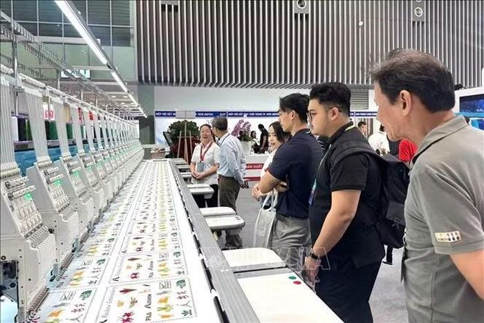 Khách tham quan các thiết bị được trưng bày tại triển lãm. Ảnh: Mỹ Phương/TTXVN