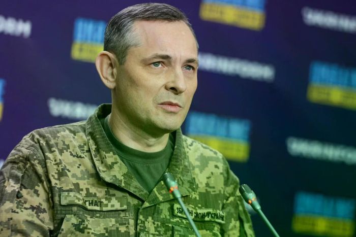 Ông Yurii Ihnat, người phát ngôn Bộ Tư lệnh Không quân Ukraine, ngày 14/10/2026 thông tin với báo chí về hậu quả các cuộc tấn công bằng tên lửa cũng như hoạt động của lực lượng Không quân Ukraine. Ảnh: Ukrinform