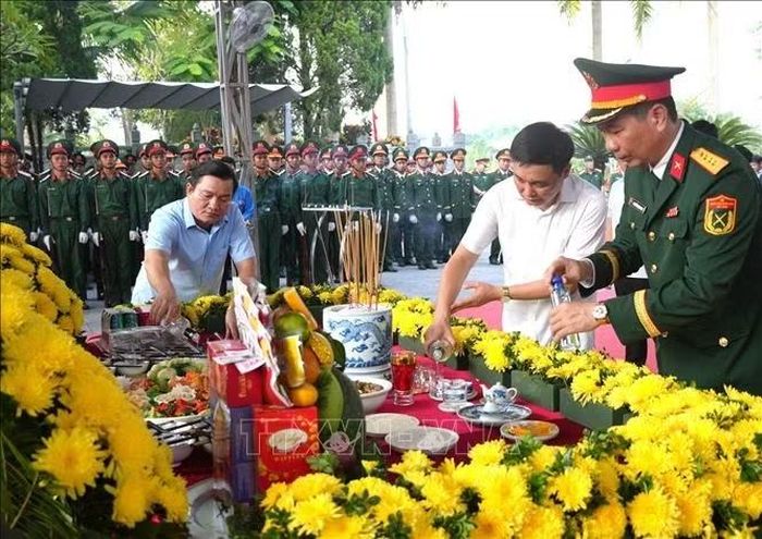 Phó Chủ tịch UBND tỉnh Tuyên Quang Đỗ Anh Tuấn và lãnh đạo Bộ Chỉ huy Quân sự tỉnh, xã Vị Xuyên dâng hương trước linh cữu 93 hài cốt liệt sĩ tại Nghĩa trang liệt sĩ Quốc gia Vị Xuyên. Ảnh: Minh Tâm/TTXVN